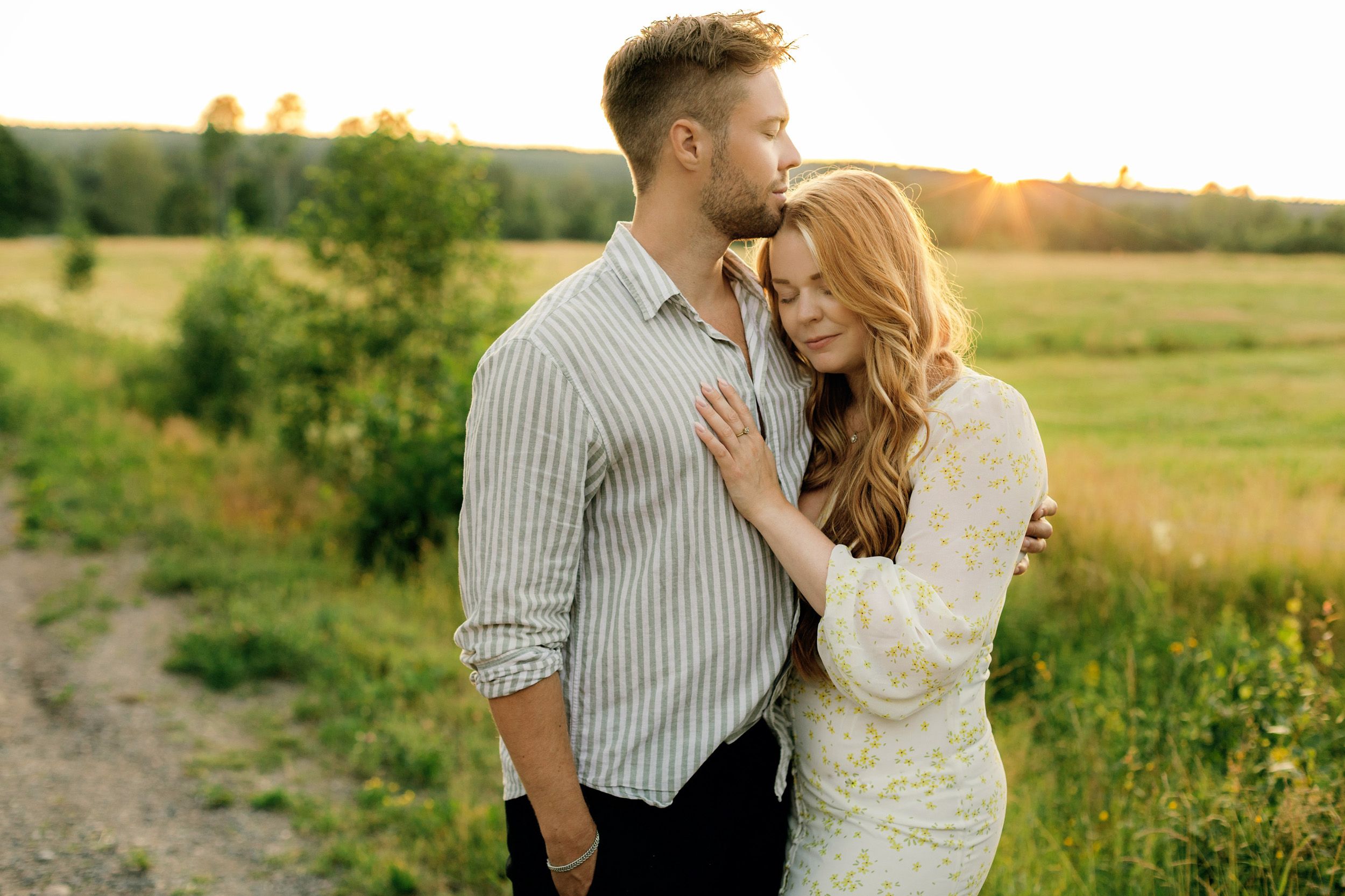 Parfotografering med Martina och Sebastian i Borgvik utanför Karlstad. Stående på grusväg i solnedgång.