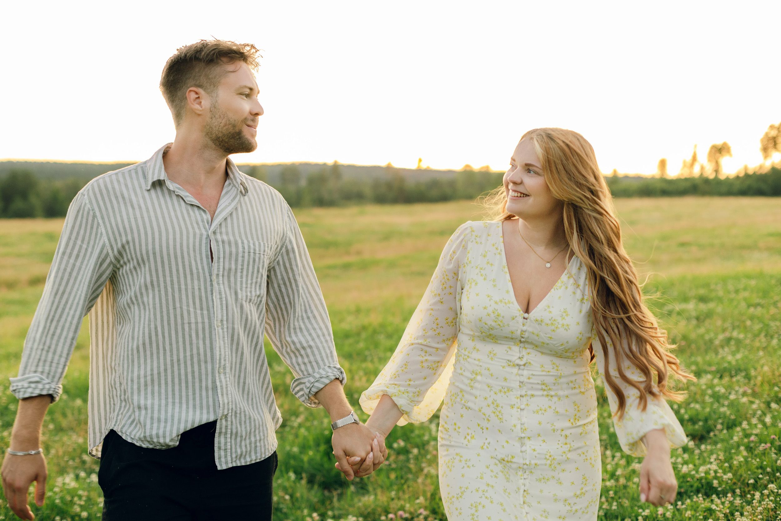 Parfotografering med Martina och Sebastian i Borgvik utanför Karlstad. Fotograf Rebecca Nordin.