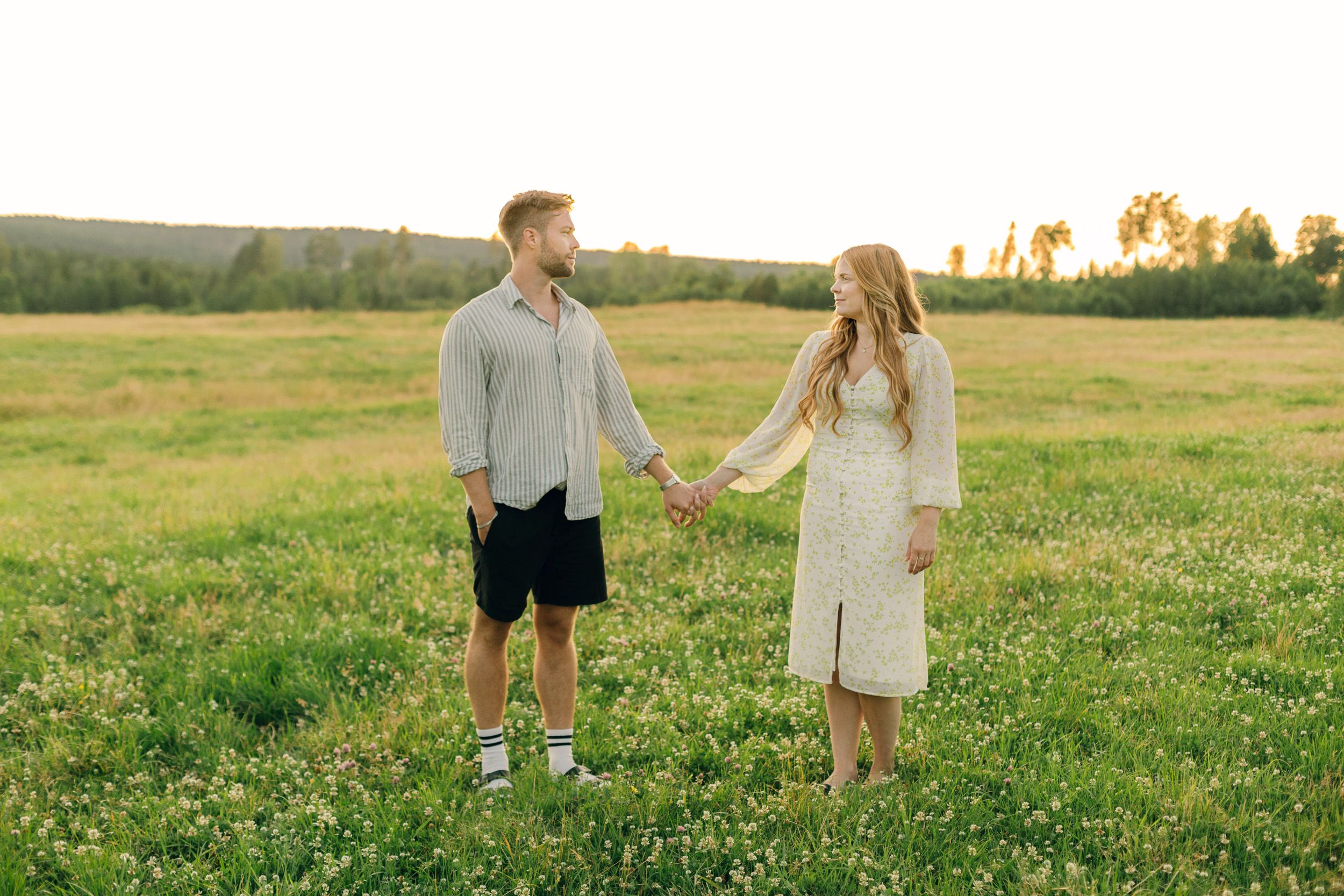 Parfotografering med Martina och Sebastian i Borgvik utanför Karlstad. Stående på ängen och tittar på varandra.