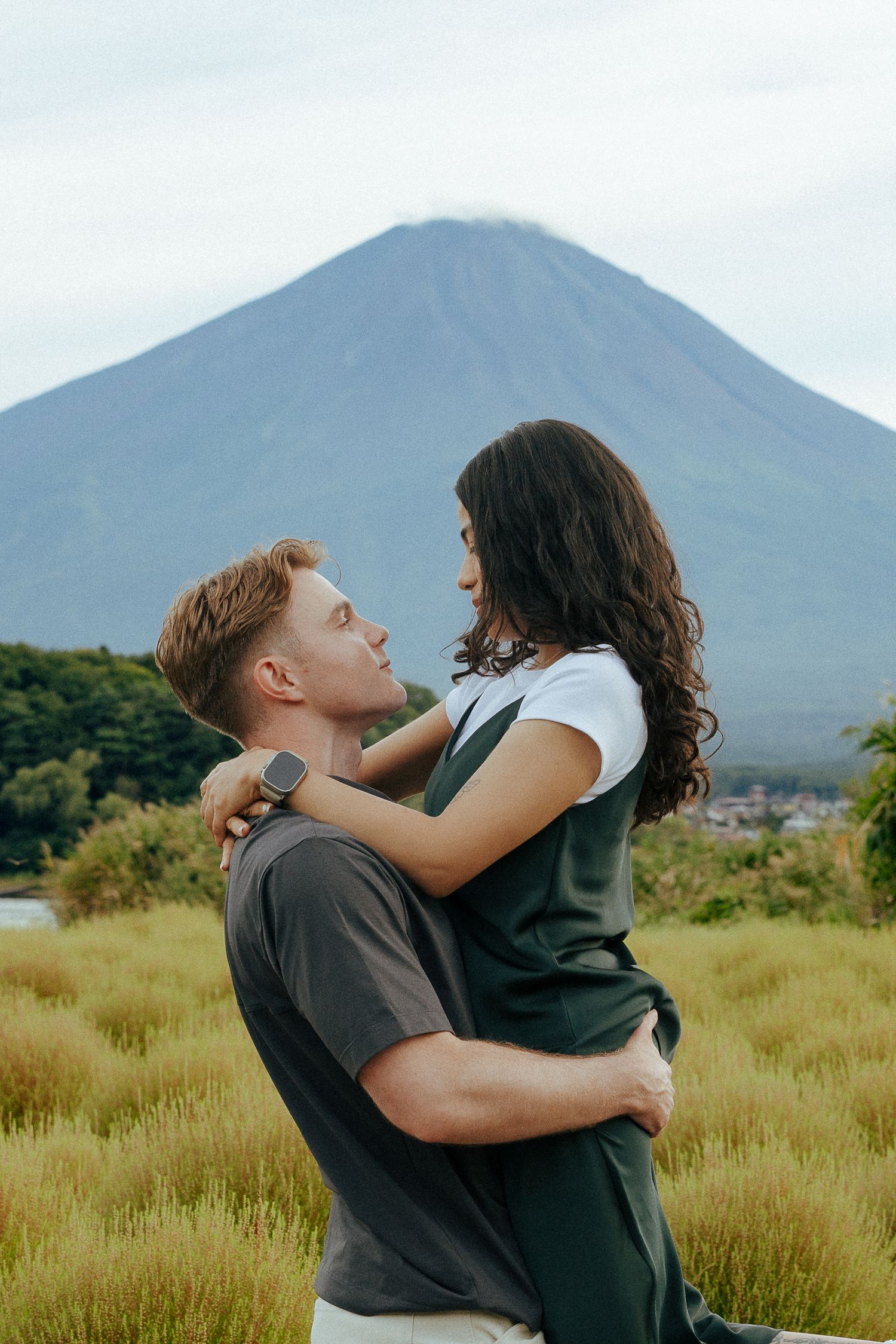 Engagement Photoshoot with background of Mount Fuji and Lake Kawaguchiko