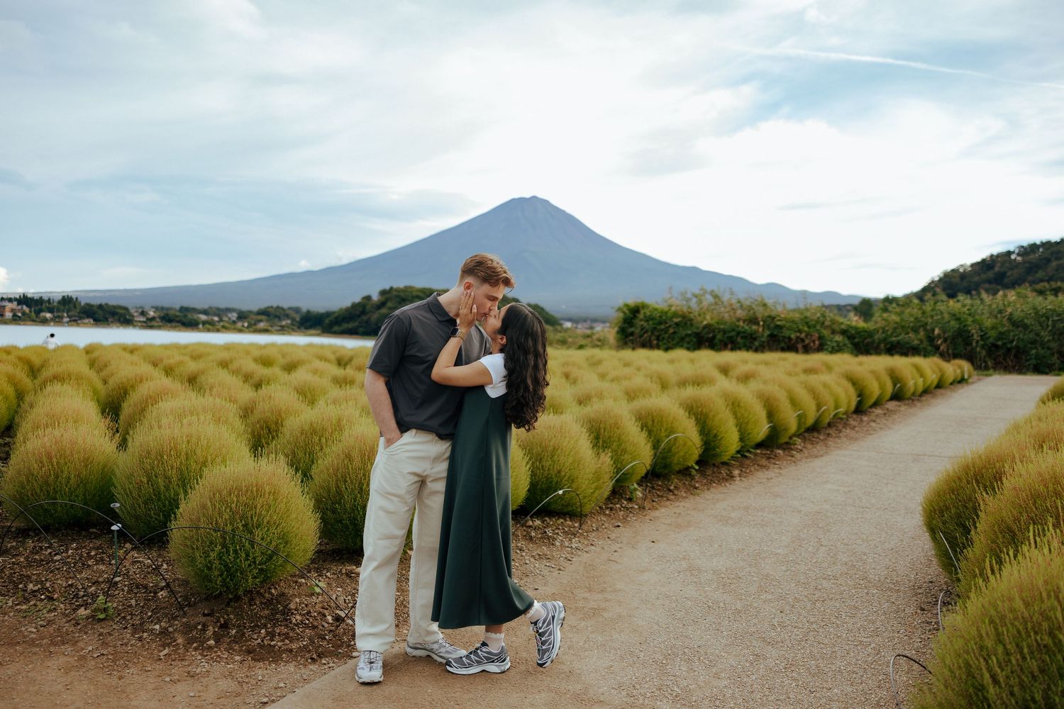 Proposal Engagement Photoshoot with background of Mount Fuji ,Kochia panlts at Lake Kawaguchiko