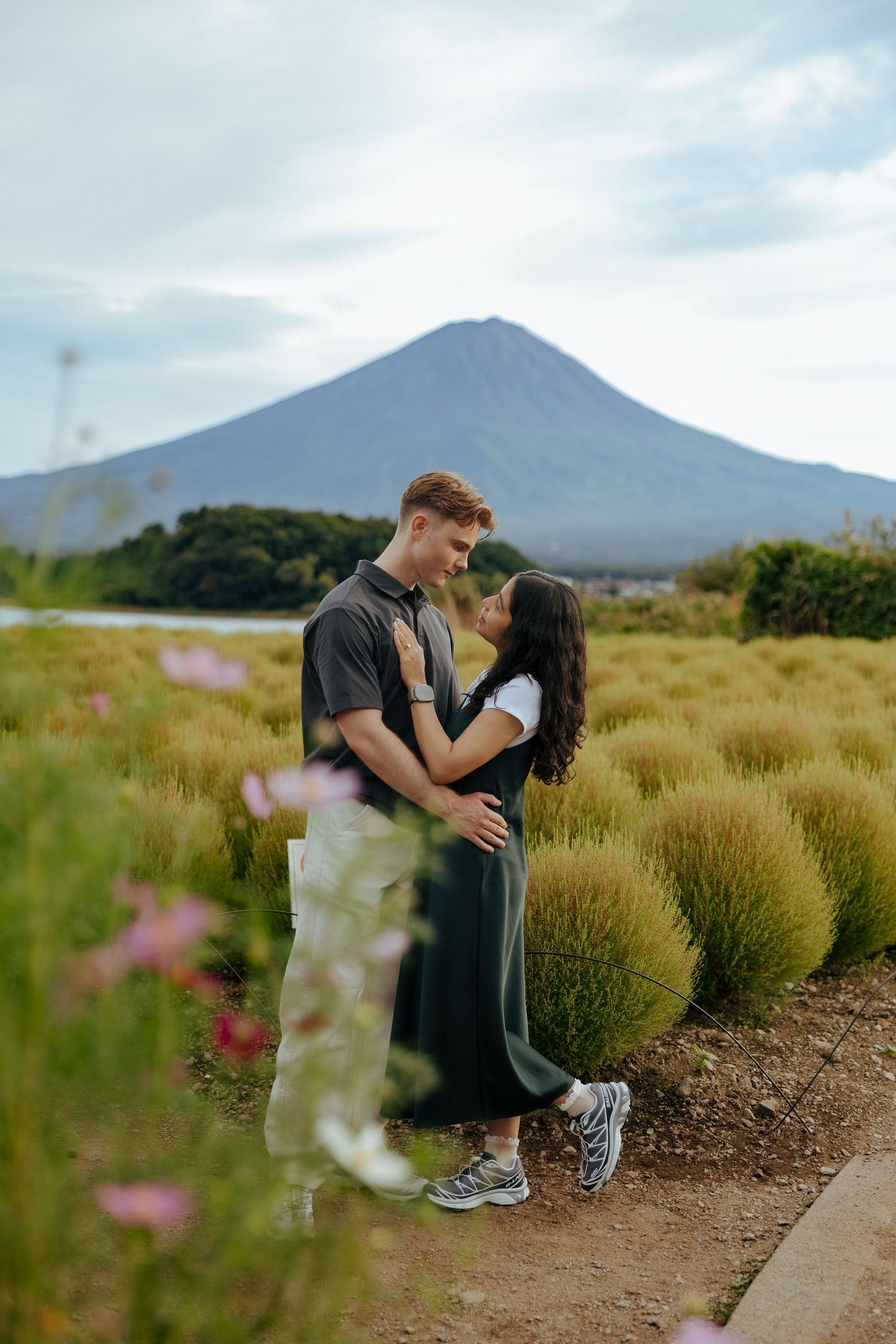Proposal Engagement Photoshoot with background of Mount Fuji ,Kochia panlts at Lake Kawaguchiko