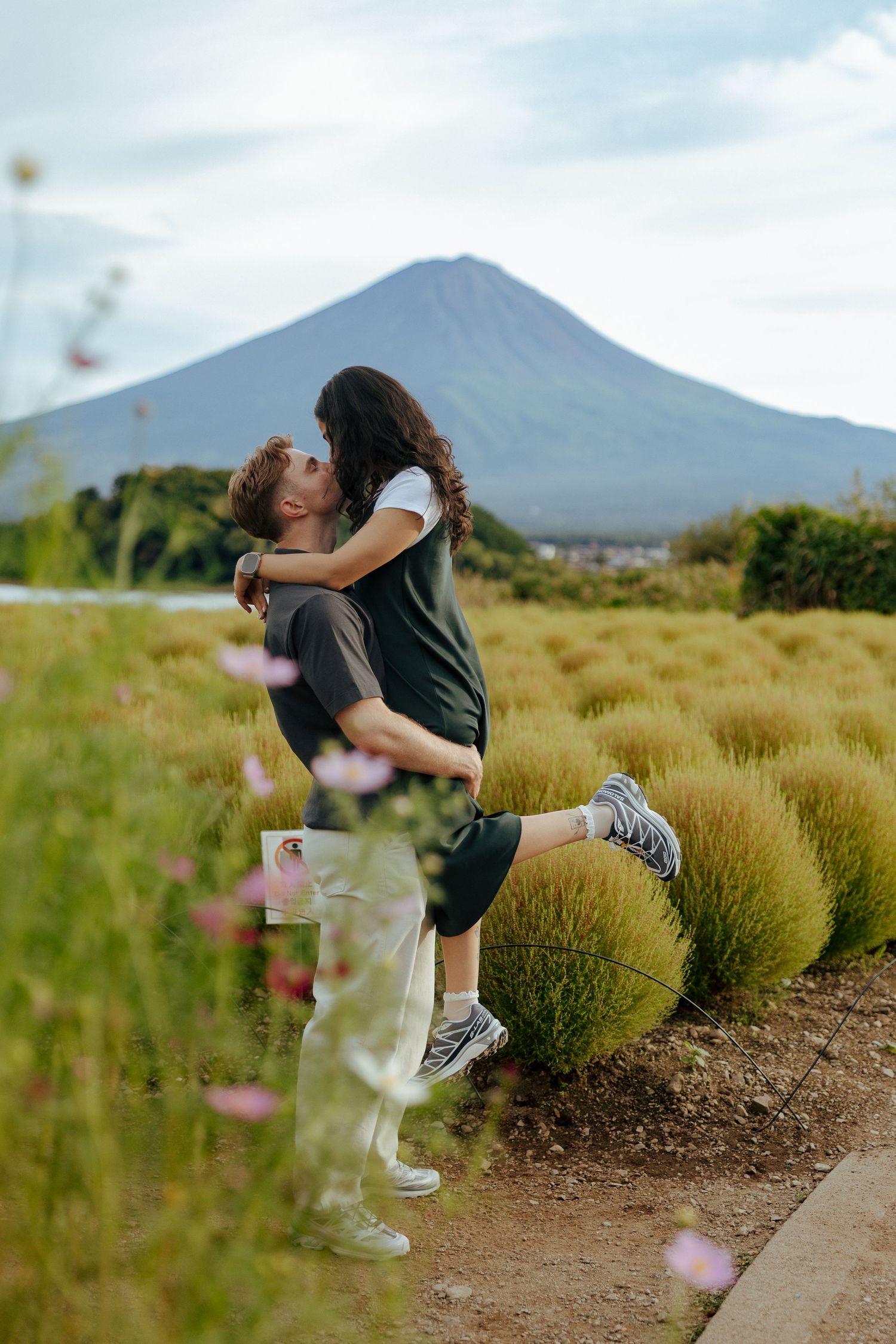 Proposal Engagement Photoshoot with background of Mount Fuji ,Kochia panlts at Lake Kawaguchiko