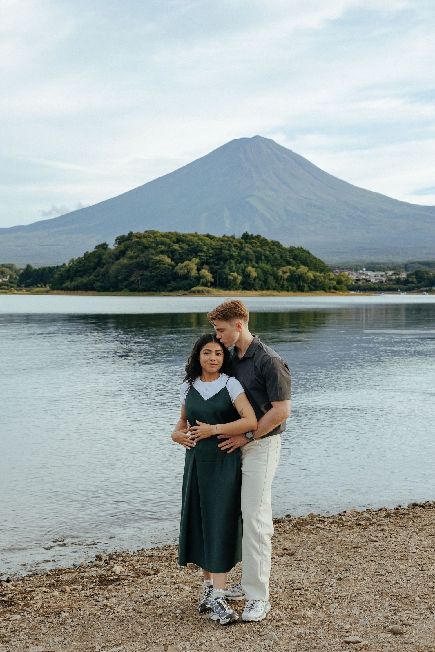 Proposal Engagement Photoshoot with background of Mount Fuji and Lake Kawaguchiko