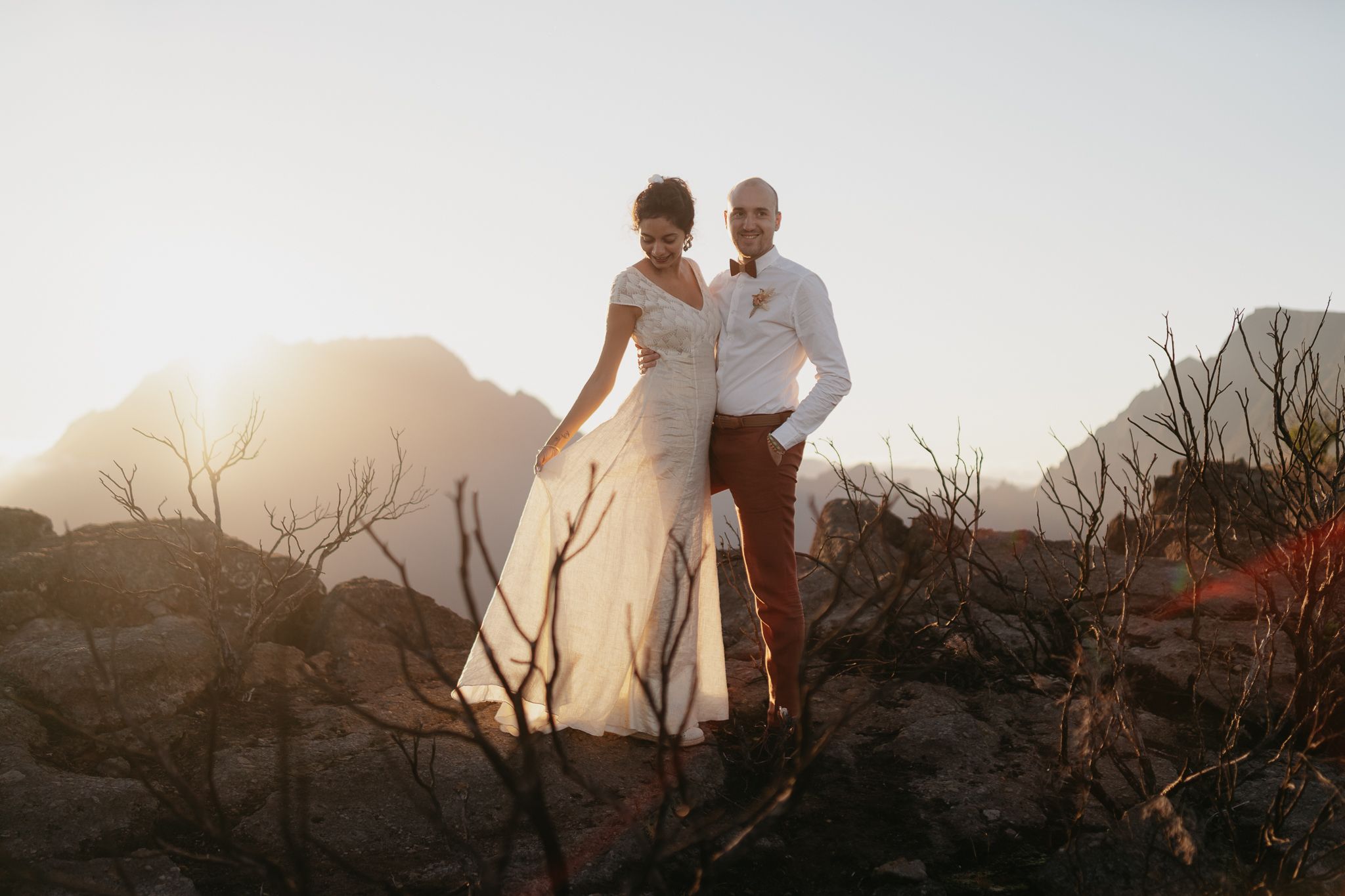 Photo de couple en extérieur au lever du soleil, décor naturel de montagne