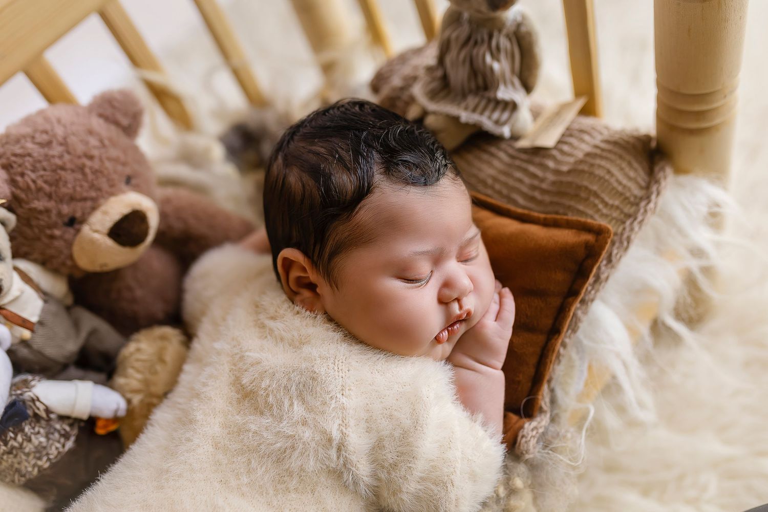 Foto de bebe recien nacido durmiendo en camita de madera Bebes de ponce Puerto Rico baby Photographer baby blog SEO BOOST