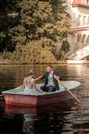 Hochzeitsfotograf Berlin Köpenick Brautpaar Shooting mit Paddelboot