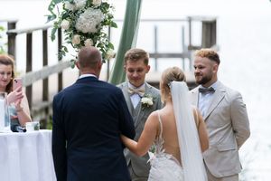 Lebendige Reportage der Gäste während des Empfangs. Echte Momente eingefangen vom Hochzeitsfotograf.