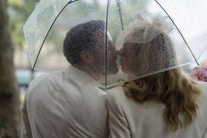 Intimer Moment des Brautpaares in einem Altbau in Berlin. Dokumentarische Hochzeitsreportage.
Standesamt Schmargendorf berlin