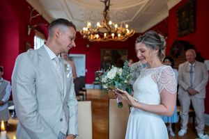 Stimmungsvolle Aufnahme des Trausaals. Hochzeitsfotograf für stilvolle Dokumentation.