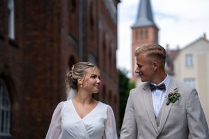 Brautpaar läuft Hand in Hand. Ungestellte Hochzeitsfotos von eurem Hochzeitsfotograf Berlin.