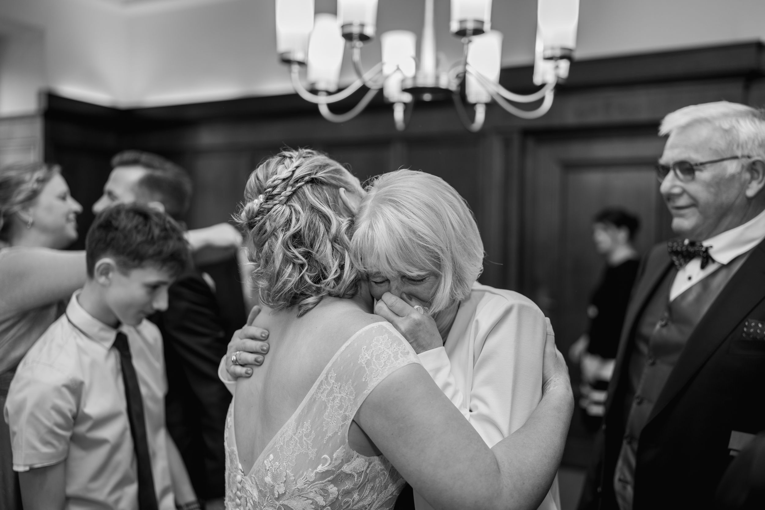 Emotionale Reportage mit den Eltern nach der Trauung. Ungestellte Hochzeitsbilder.