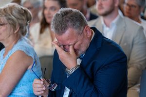 Emotionale Reportage: Freudentränen eines Gastes während der Trauung. Hochzeitsfotograf Berlin.