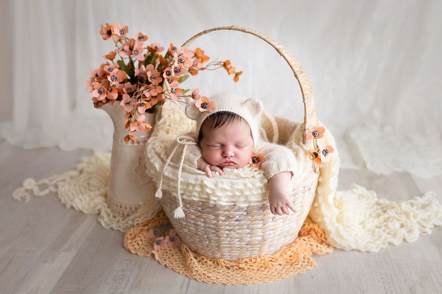bebe vestida de oso con flores dentro de una canasta en estudio Fotografico ponce