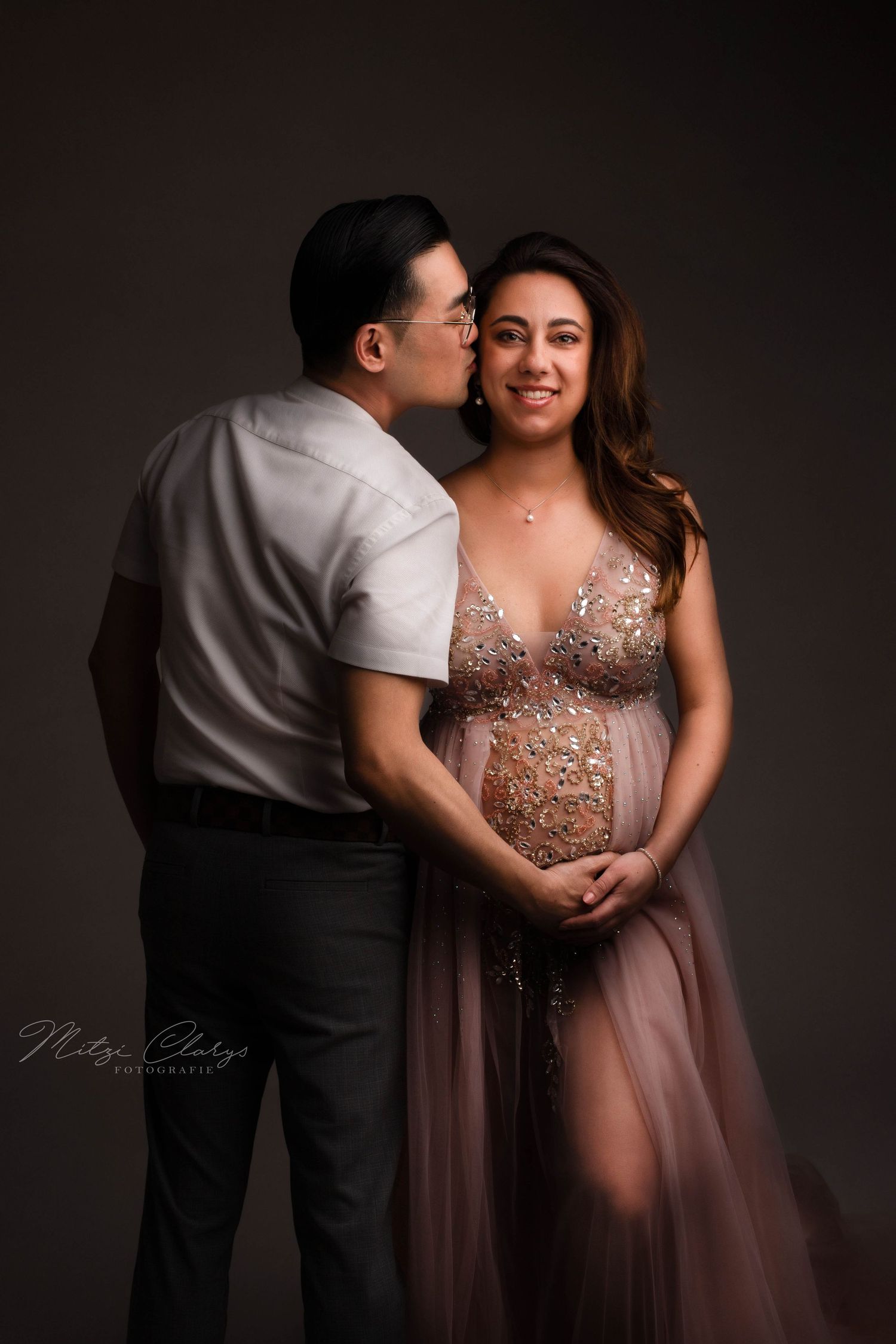 Man en vrouw zwangerschapsshoot in studio in Goes