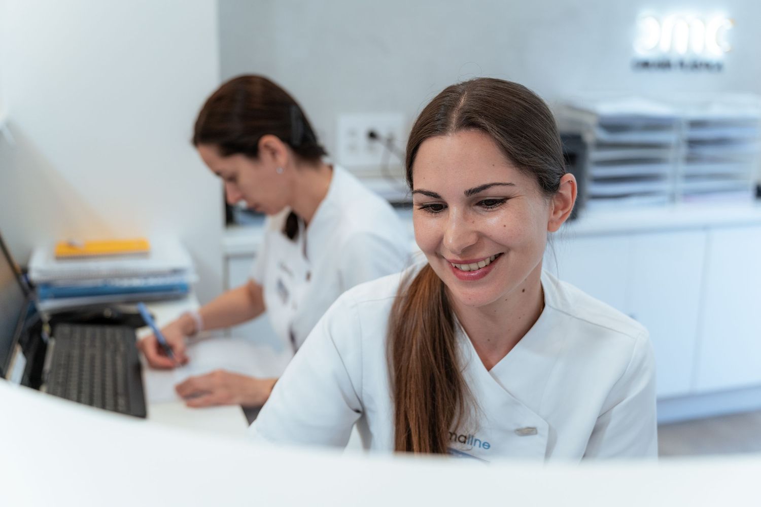 equipo de trabajo en recepción — fotografía corporativa