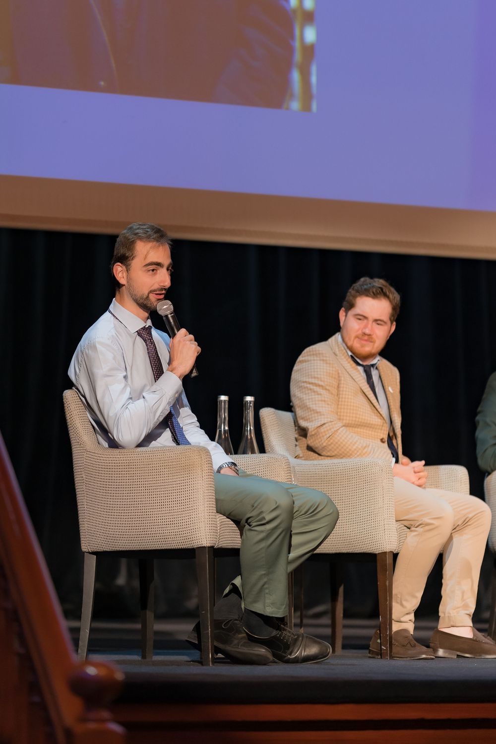 Jeune homme parlant lors d'une conférence