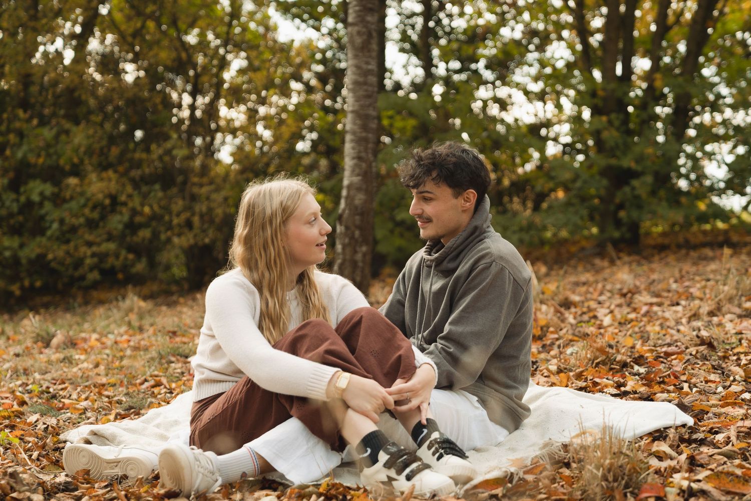 Séance photo couple en extérieur autour de l’étang de Châteaugiron, couleurs d’automne