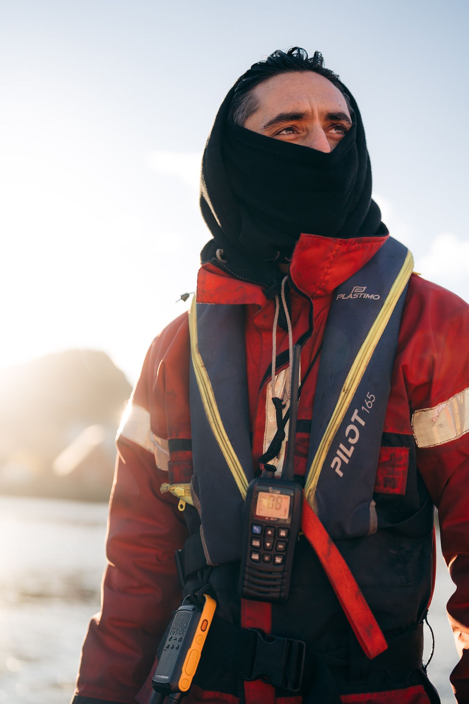 matelot avec gilet de sauvetage sur le zodiac