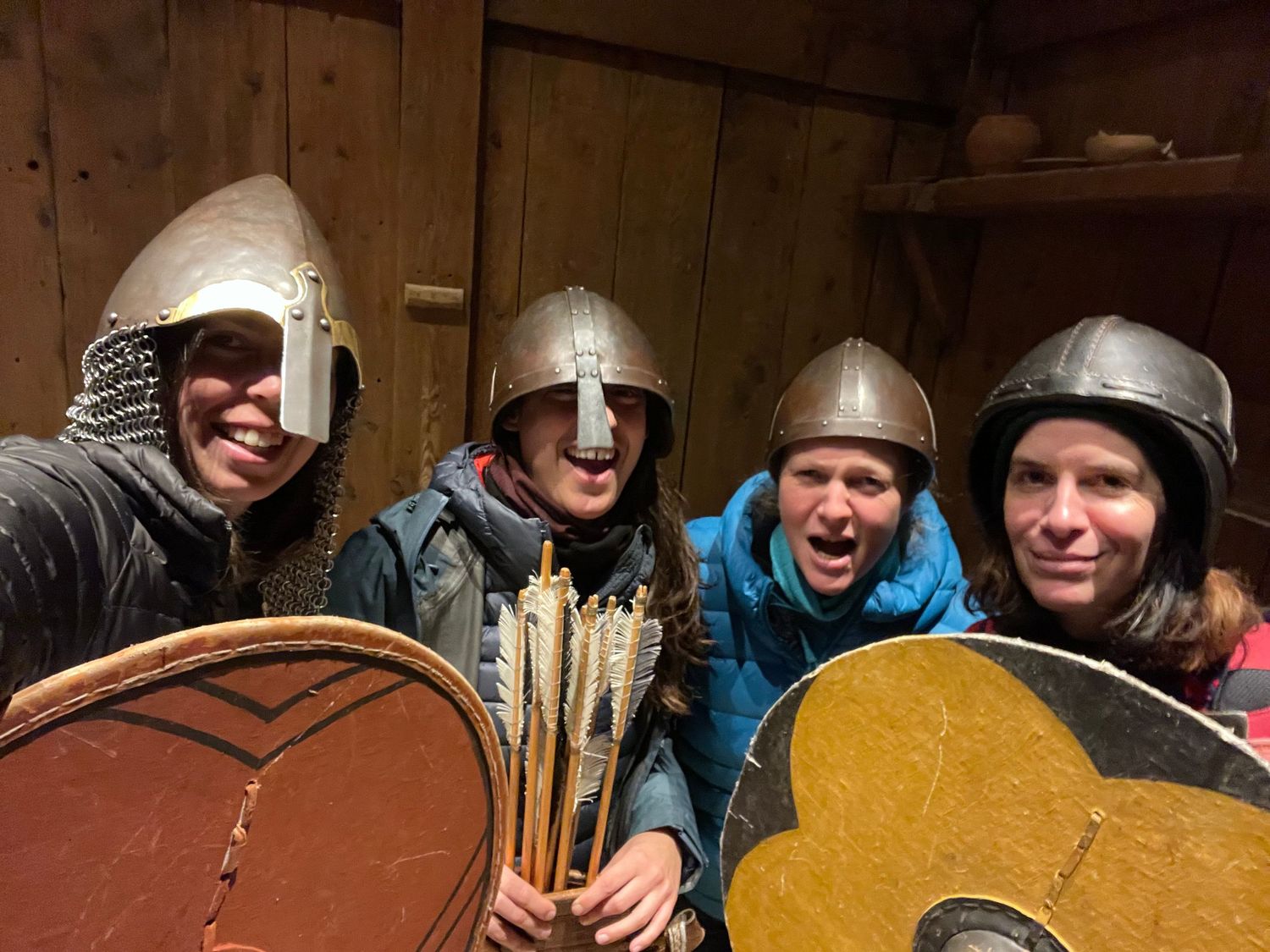 visite musée viking lofoten, 4 visiteurs déguisés en viking