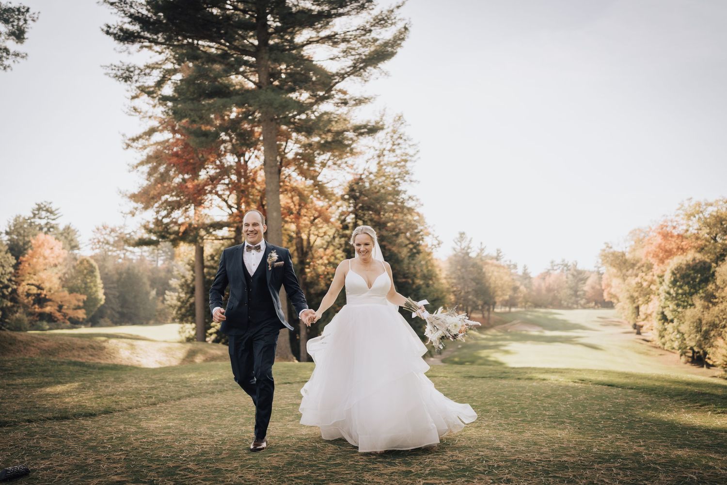 Luxury wedding photographers in Trois-Rivières. An autumn wedding at the Kinipi Golf Club. A vintage, documentary, and editorial style.