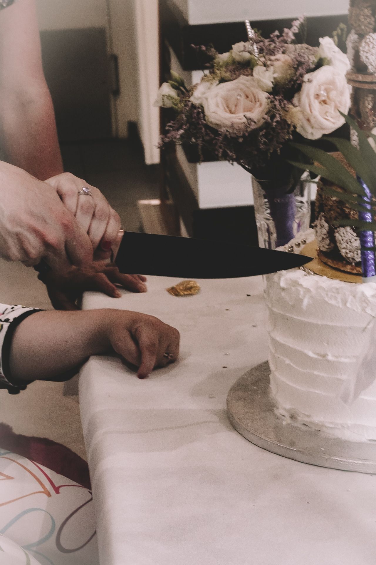 Gâteau de mariage lors d’une cérémonie laïque, moment solennel capté en Hauts-de-France, photographie mariage