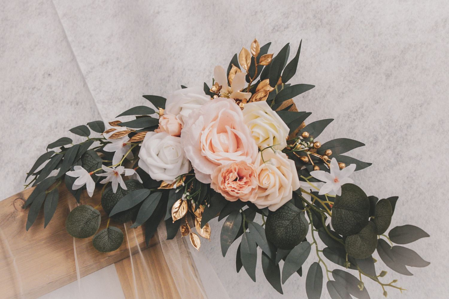 Décoration florale de mariage, bouquet délicat aux tons pastel, photographie de mariage en Hauts-de-France par Sandrine Photographie