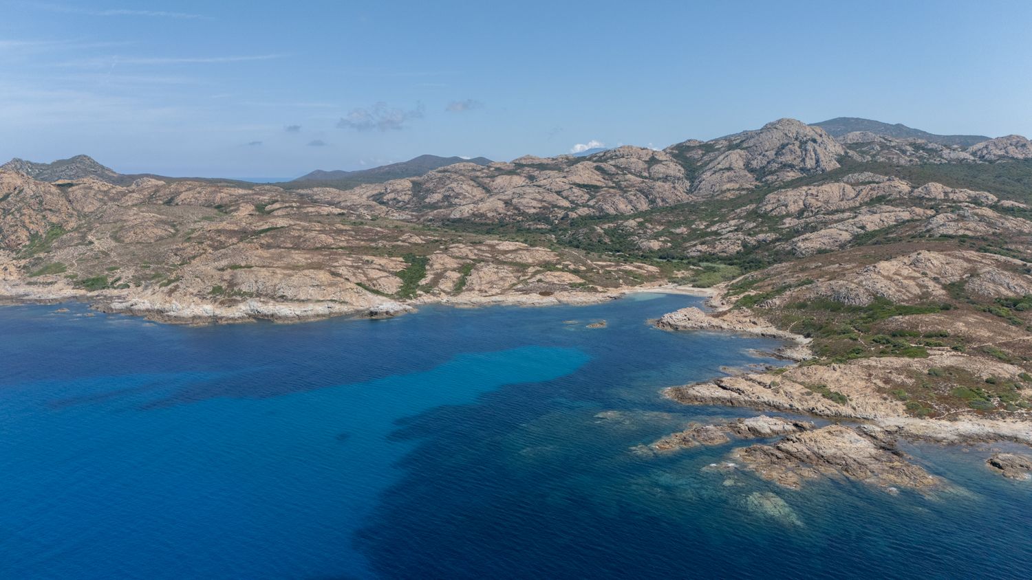 désert des agriates vu du ciel en drone