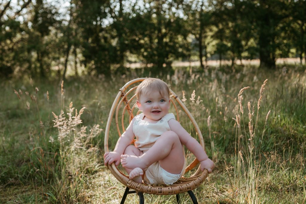 Melissa Stuer Photography Moederschapsfotograaf Moerbeke Oost-Vlaanderen kinderfotograaf meisje in de natuur zonsopkomst eerste verjaardag