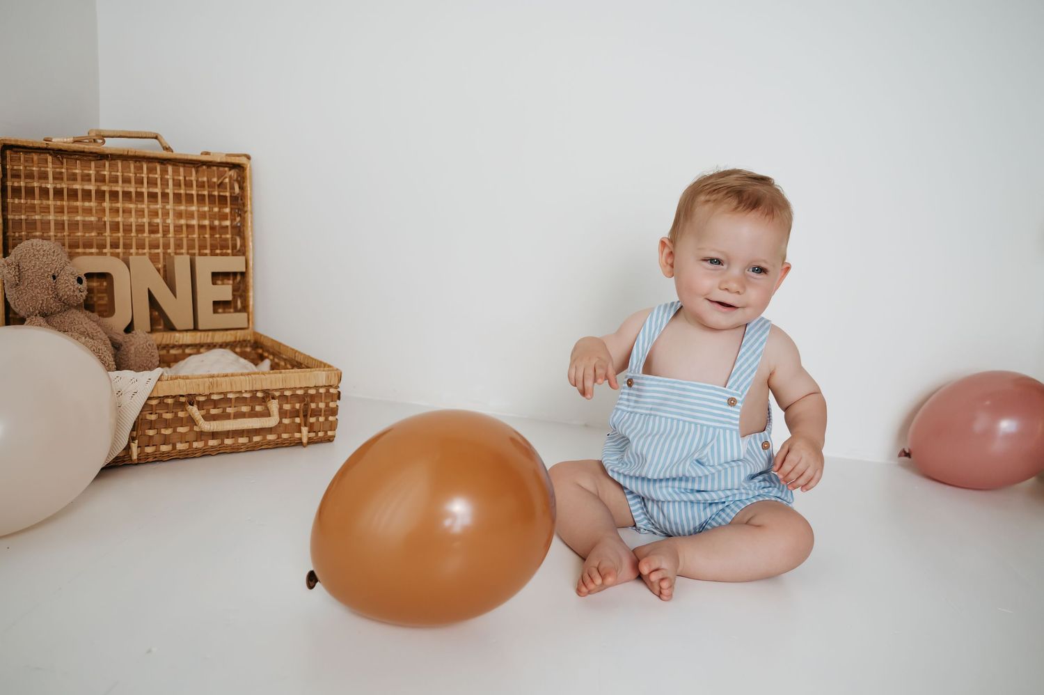 Melissa Stuer Photography Moederschapsfotograaf Moerbeke Oost-Vlaanderen kinderfotograaf jongen cakesmash studio eerste verjaardag