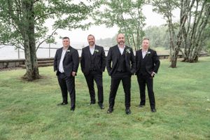 groom and groomsmen posing for bridal party photo
