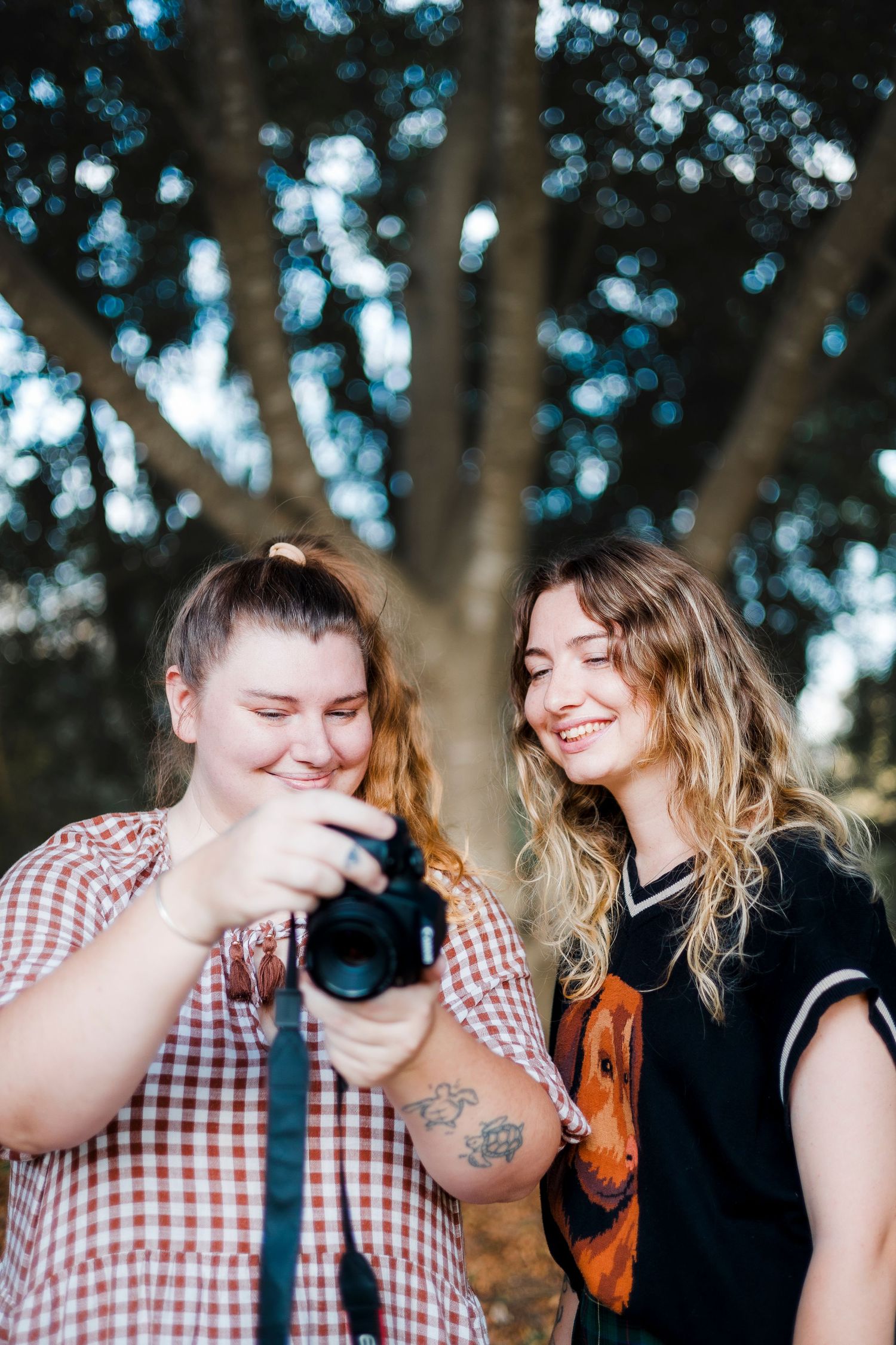 Photographer showing a photo she has taken to client during session in Brisbane Northside