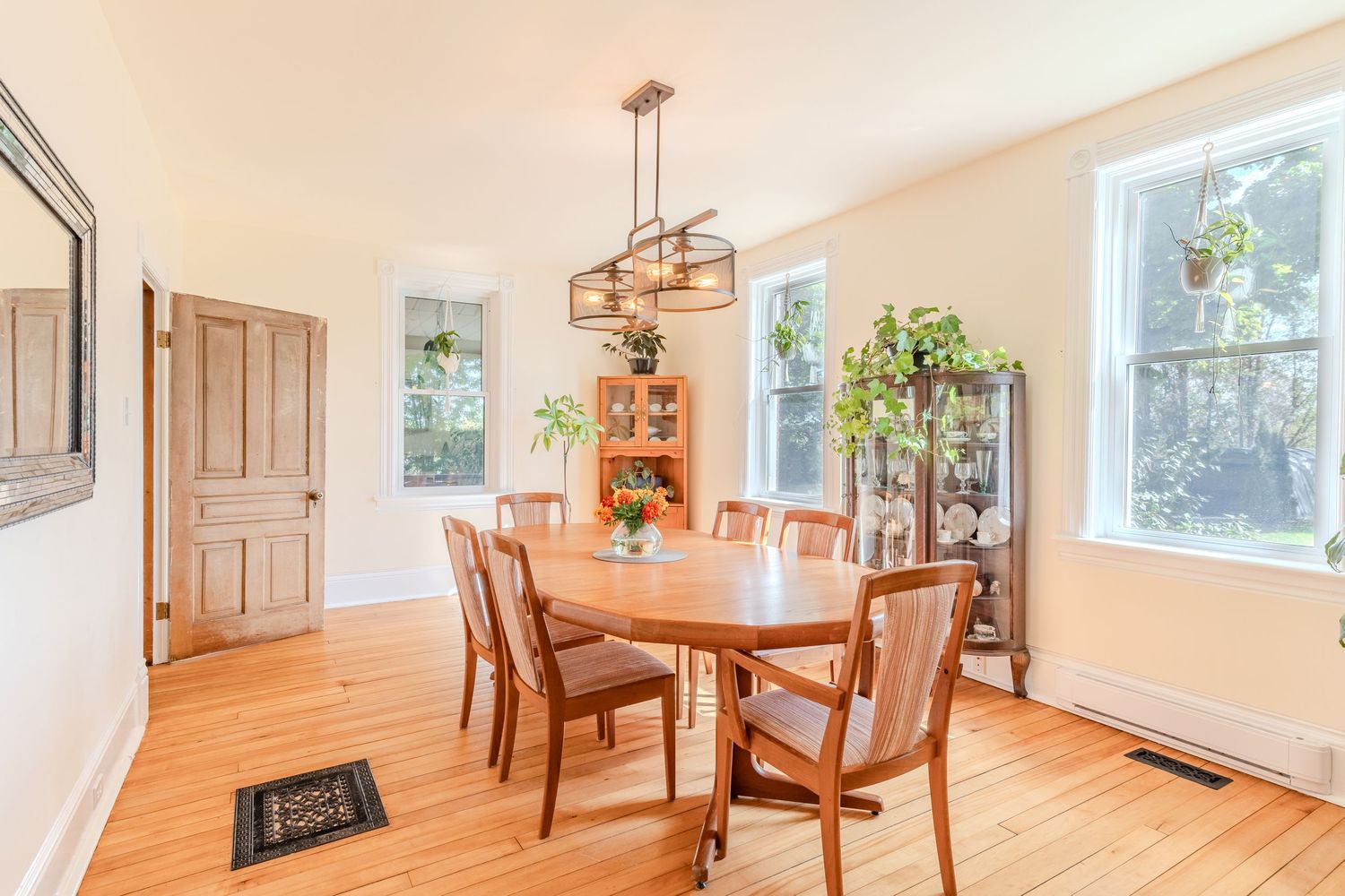 Best estate photography, Barrie, Richmond Hill, Orillia, Drone, 3D iGuide Tour, Floor plan, TikTok, instagram