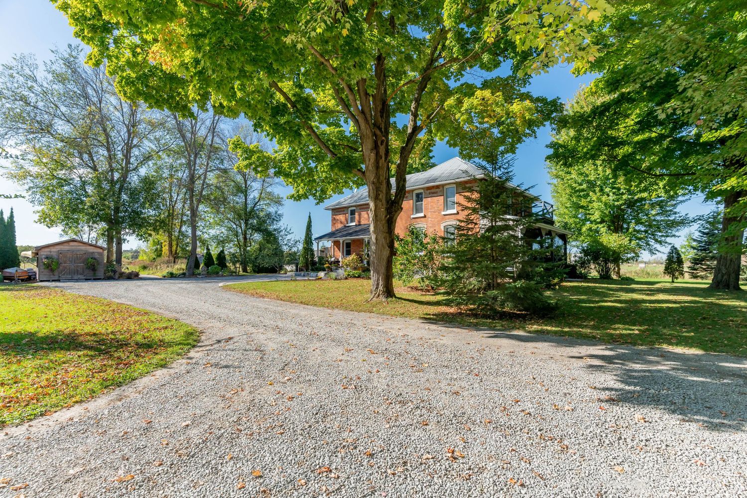 Real estate photography services, Barrie, Richmond Hill, Orillia, Drone, 3D iGuide Tour, Floor plan,