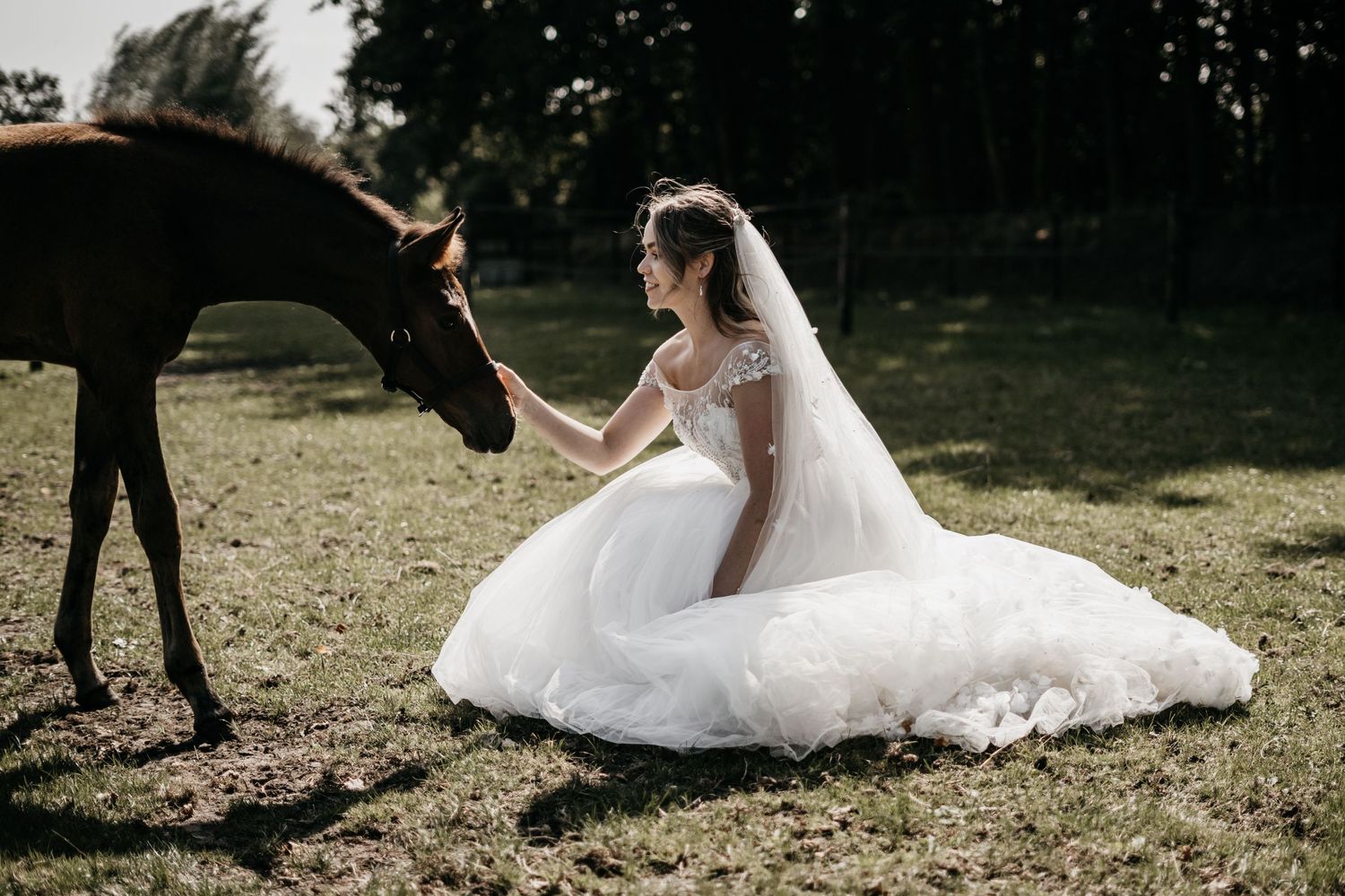Intieme trouwreportage tijdens bruiloft op buitenlocatie – door trouwfotograaf gespecialiseerd in storytelling.