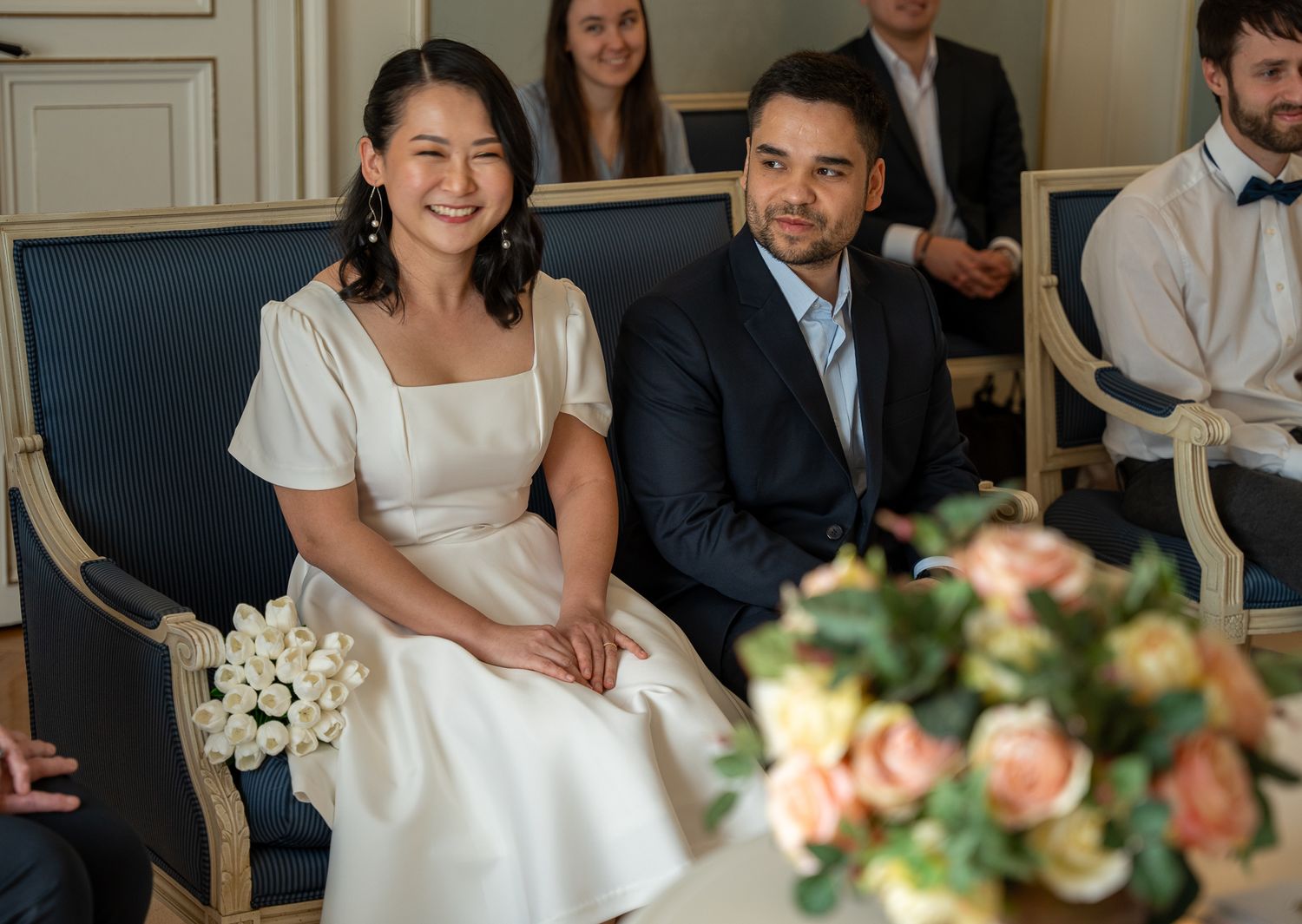 Paar vor ihrer Hochzeit am Schloss Karlsruhe mit Blumen im Vordergrund