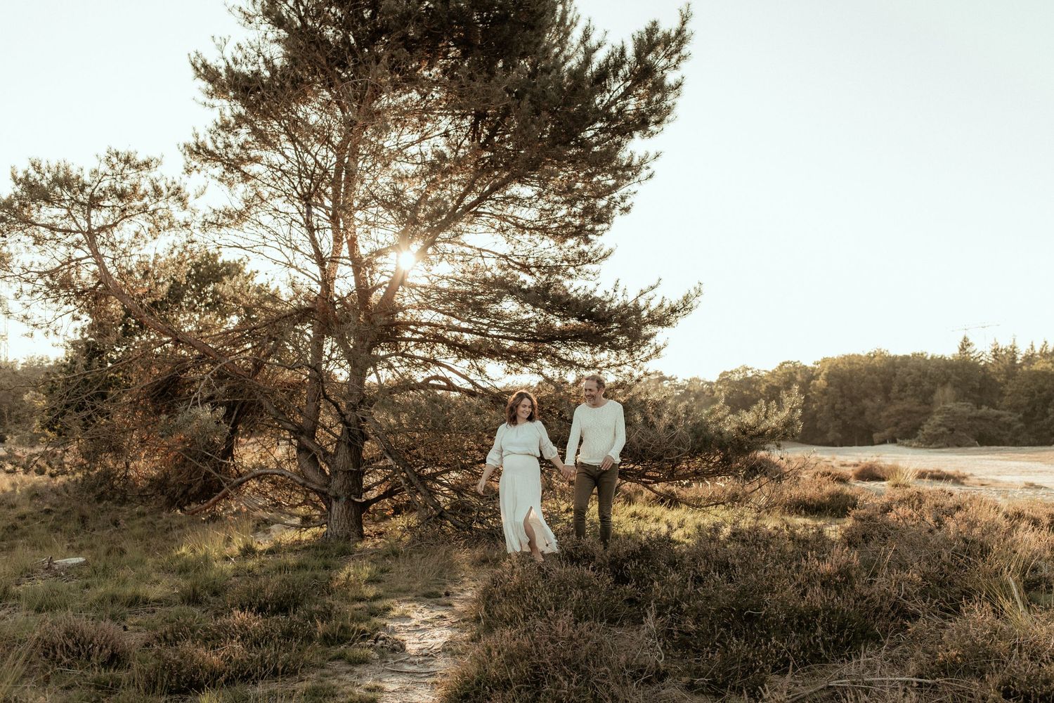 Koppel samen op de heide tijdens een zwangerschapsshoot