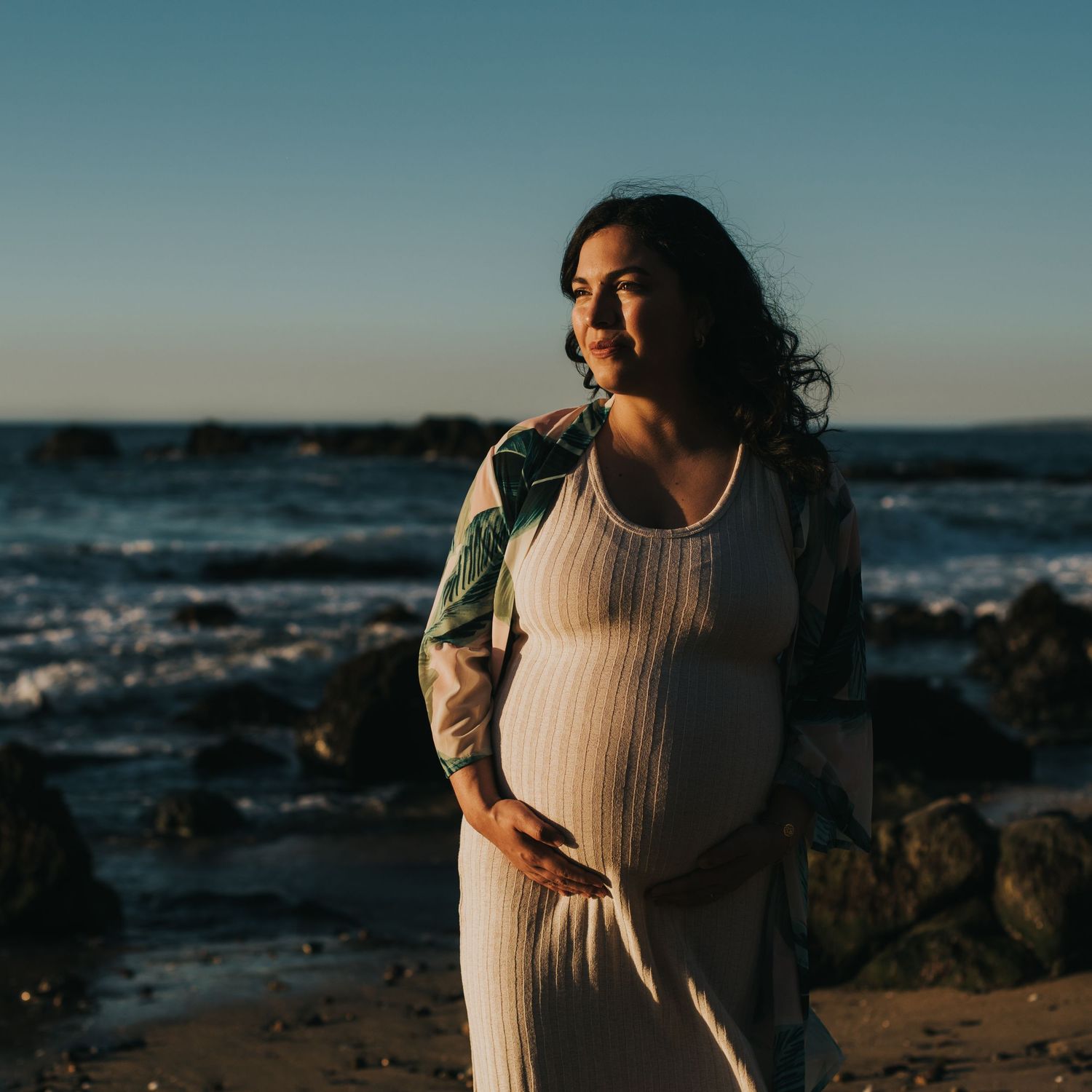 Sesión Fotográfica Bebés, Niños, Familia, Embarazo. Momentos espontáneos, luz natural. Fotografía en la Playa, Embarazadas, Santiago, Viña