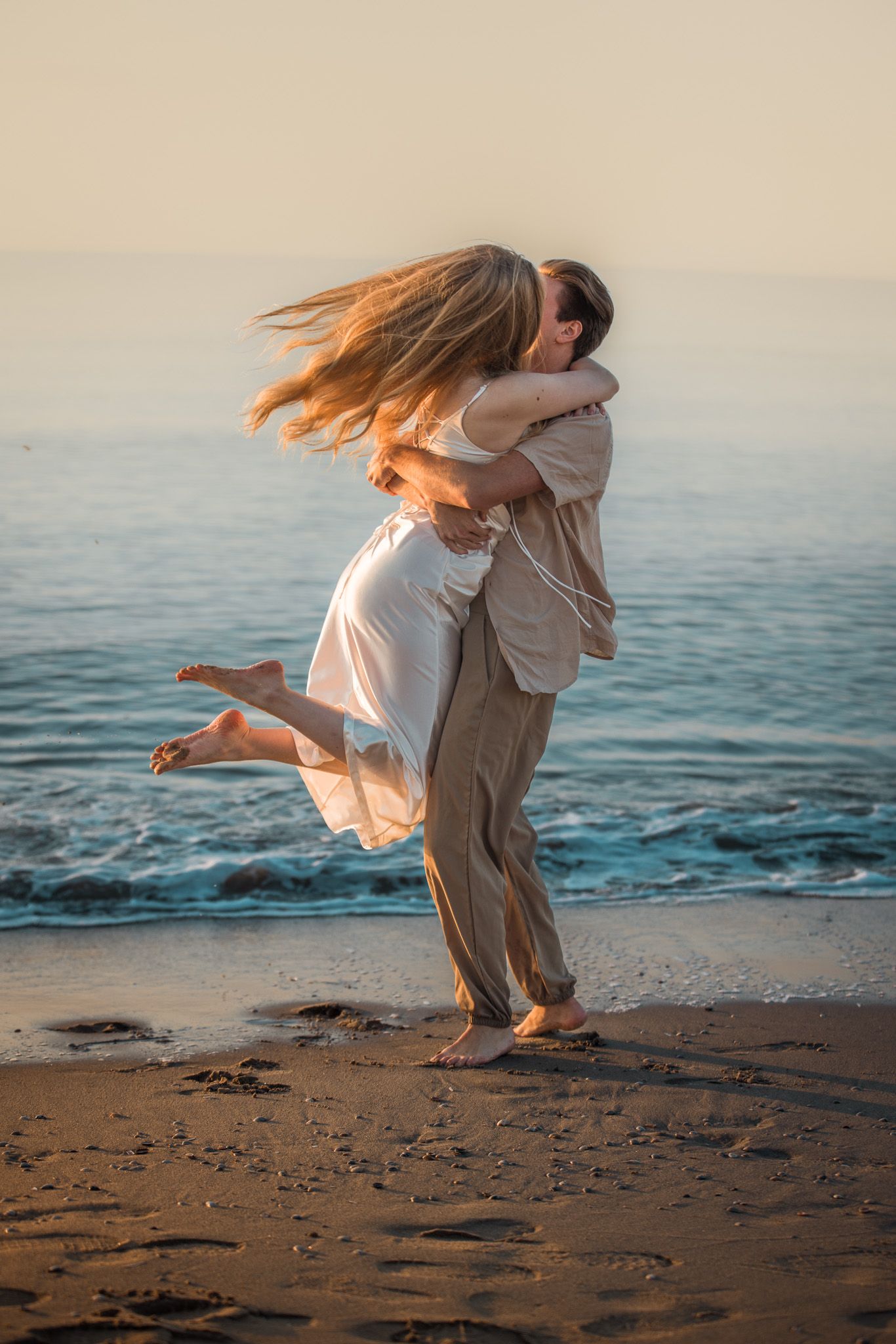Playful couples photoshoot at the beach during Golden hour near Hoofddorp
