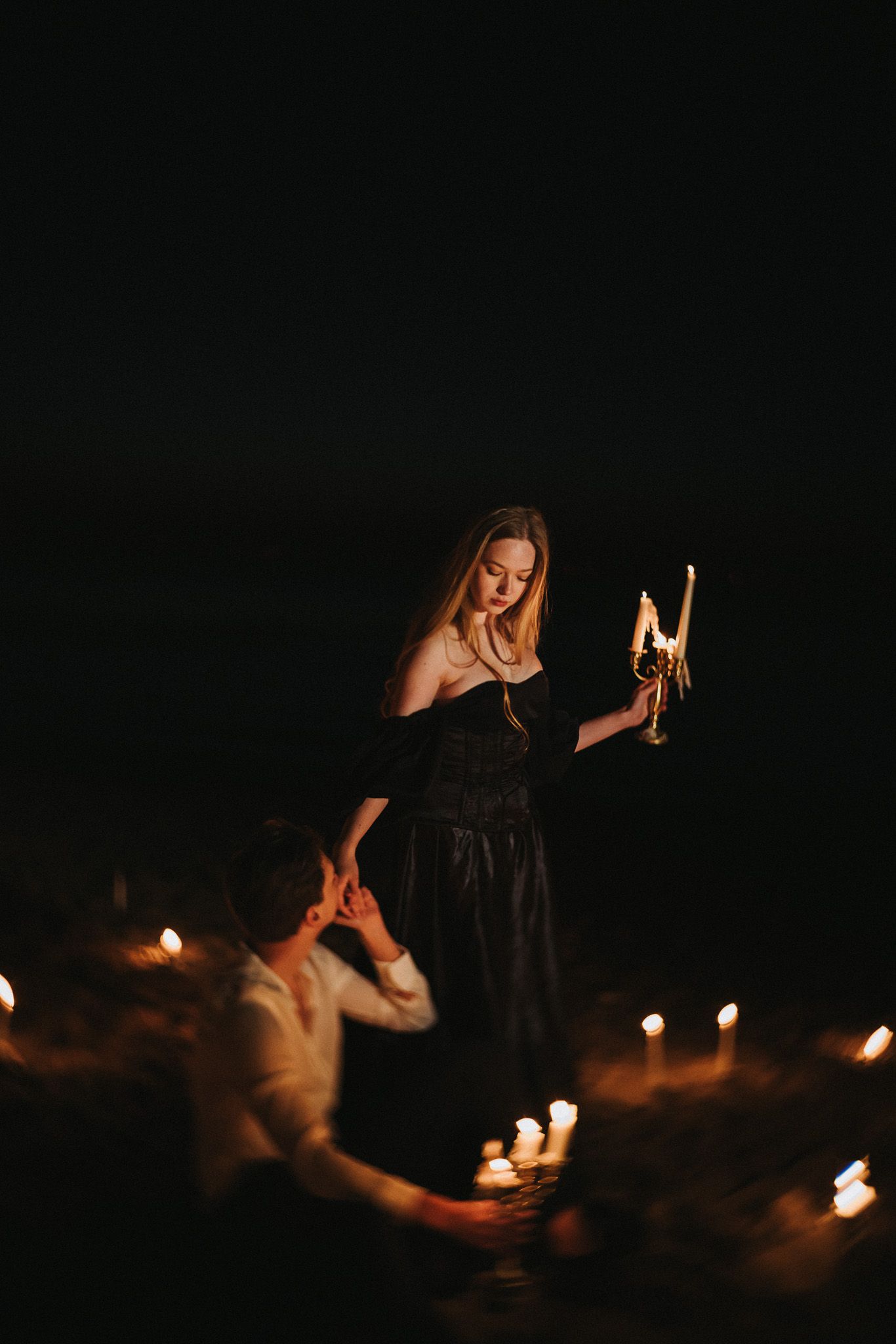 Romantic loveshoot at Katwijk - couple holding candles at the beach at night