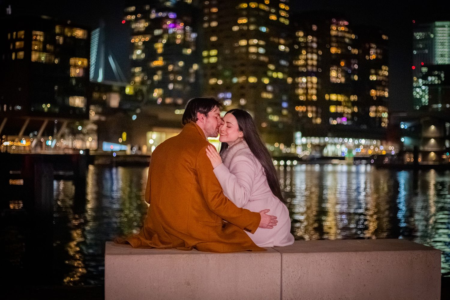 Urban engagement shoot in Rotterdam at night – spontaneous love photography. Verlovingsshoot Rotterdam met moderne, spontane stijl.
