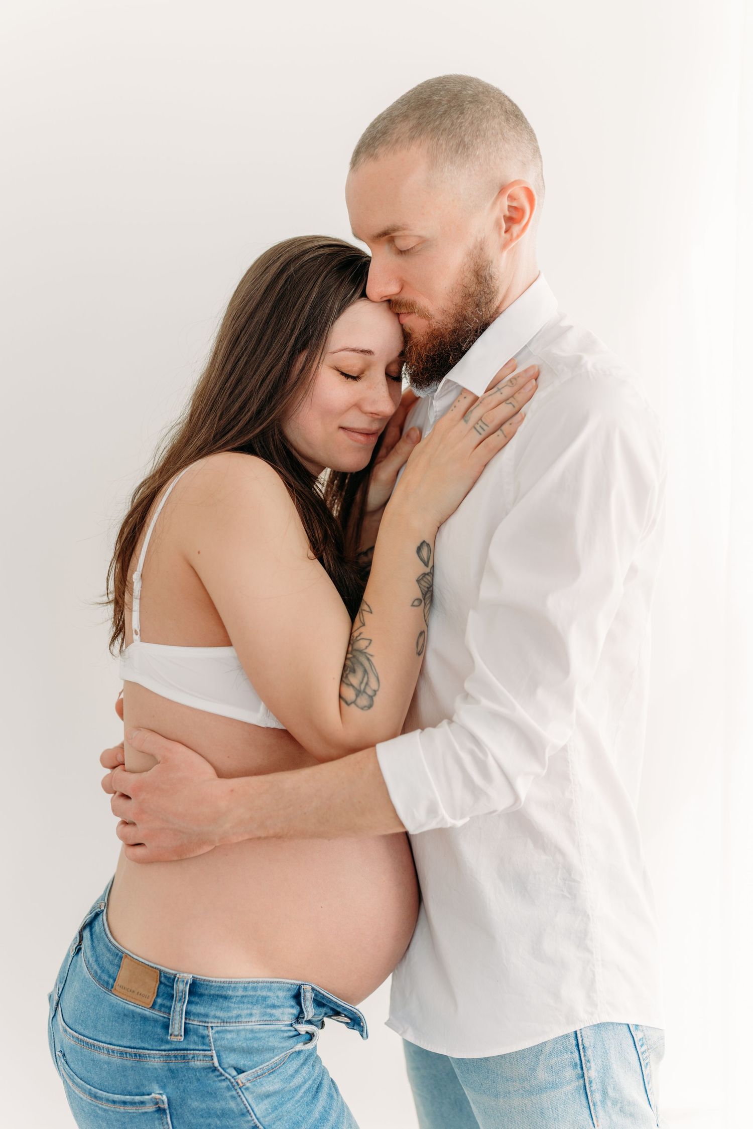 Photographe de maternité et nouveau-né à Saint-Augustin-de-Desmaures. Séance photo en studio, garde-robe cliente disponible.