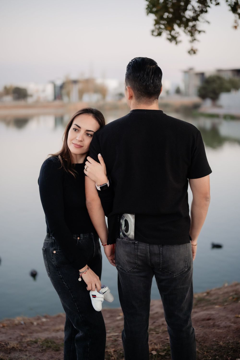 sesion casual de pareja, sesion de maternidad. Imagen capturada por Erick Landa Photographer, luz cálida, esperando bebe, ciudad juárez