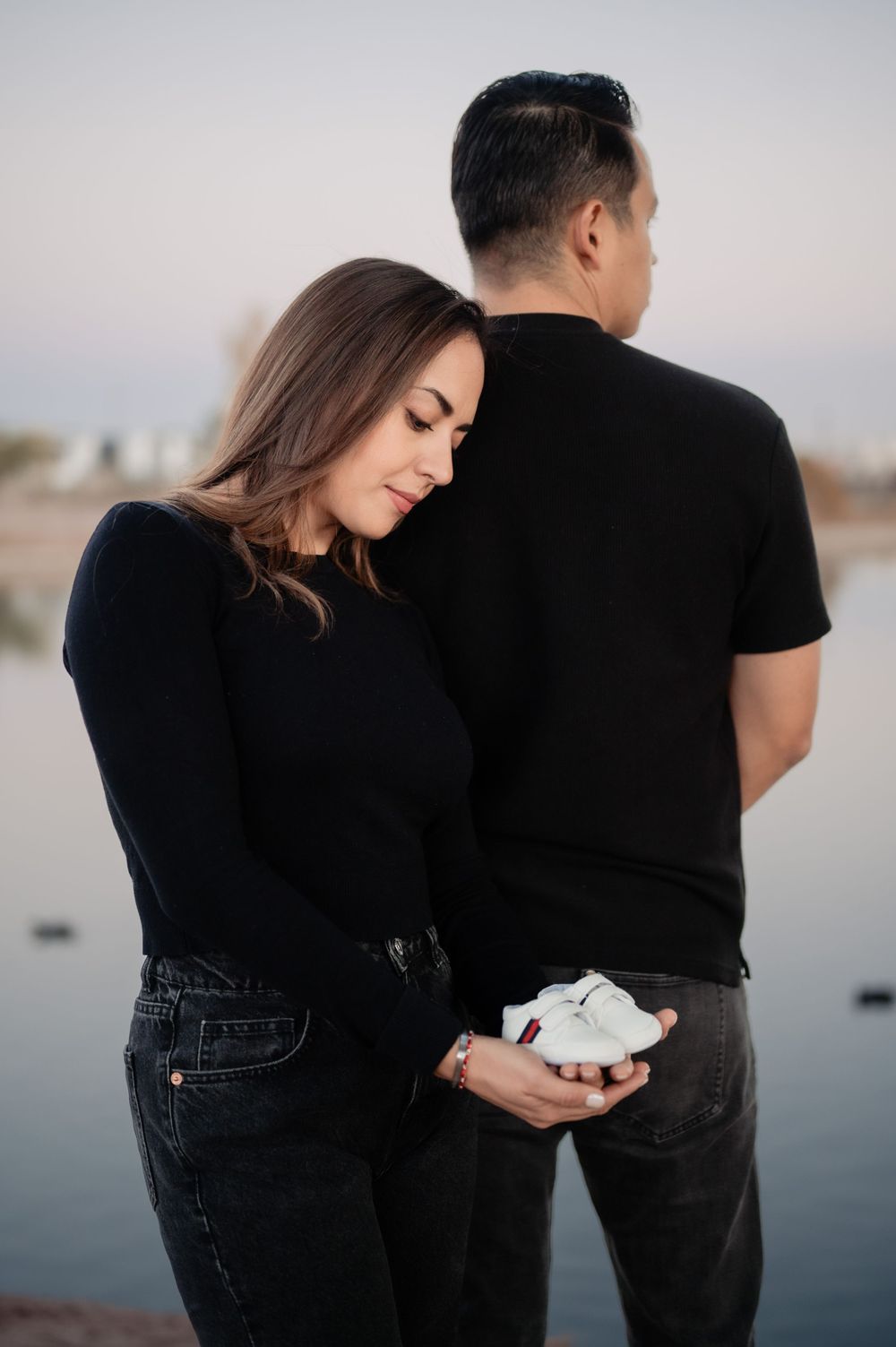 sesion casual de pareja, sesion de maternidad. Imagen capturada por Erick Landa Photographer, luz cálida, esperando bebe, ciudad juárez