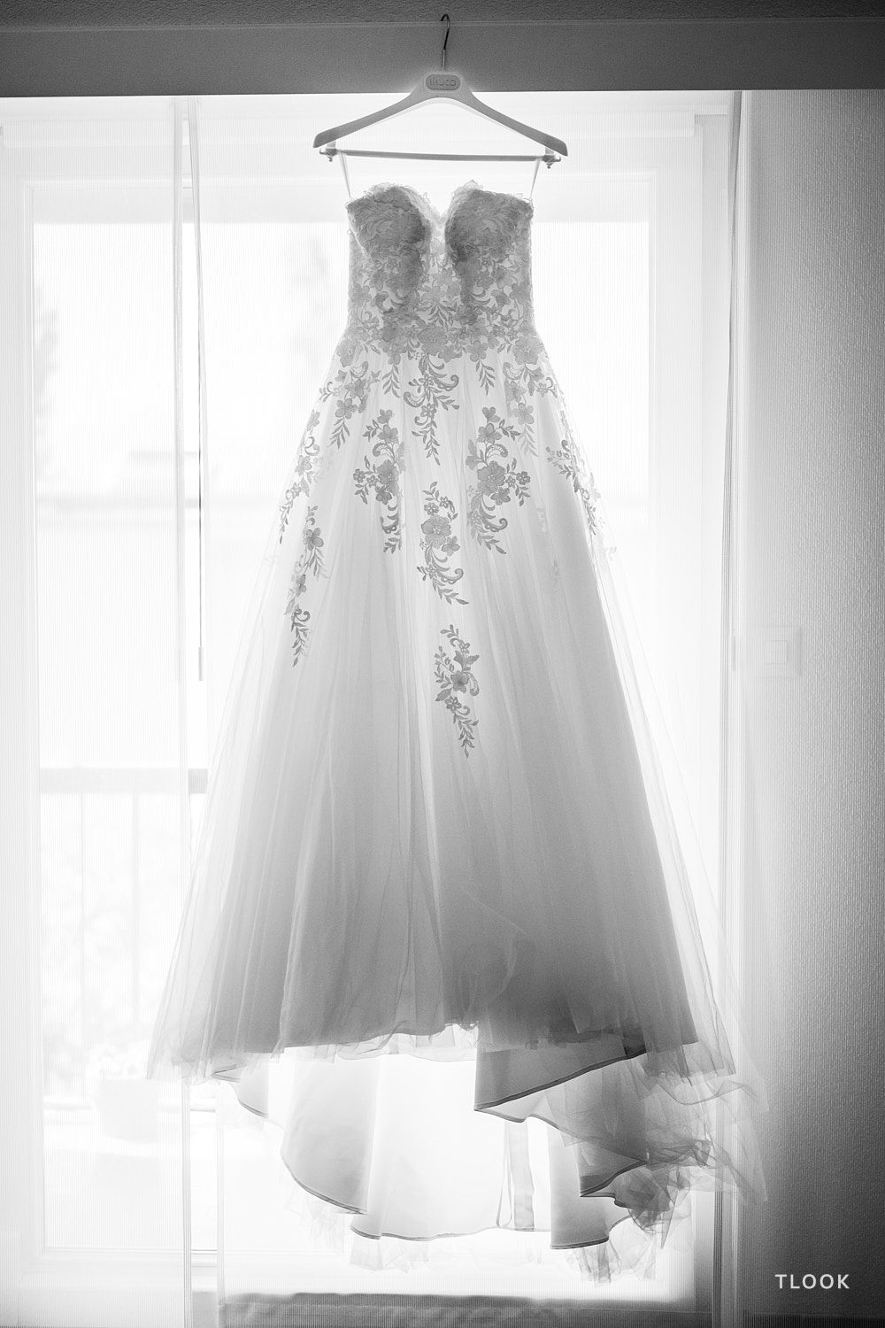 TLOOK photographe de mariage de style documentaire, préparatifs de la mariée détails de la robe