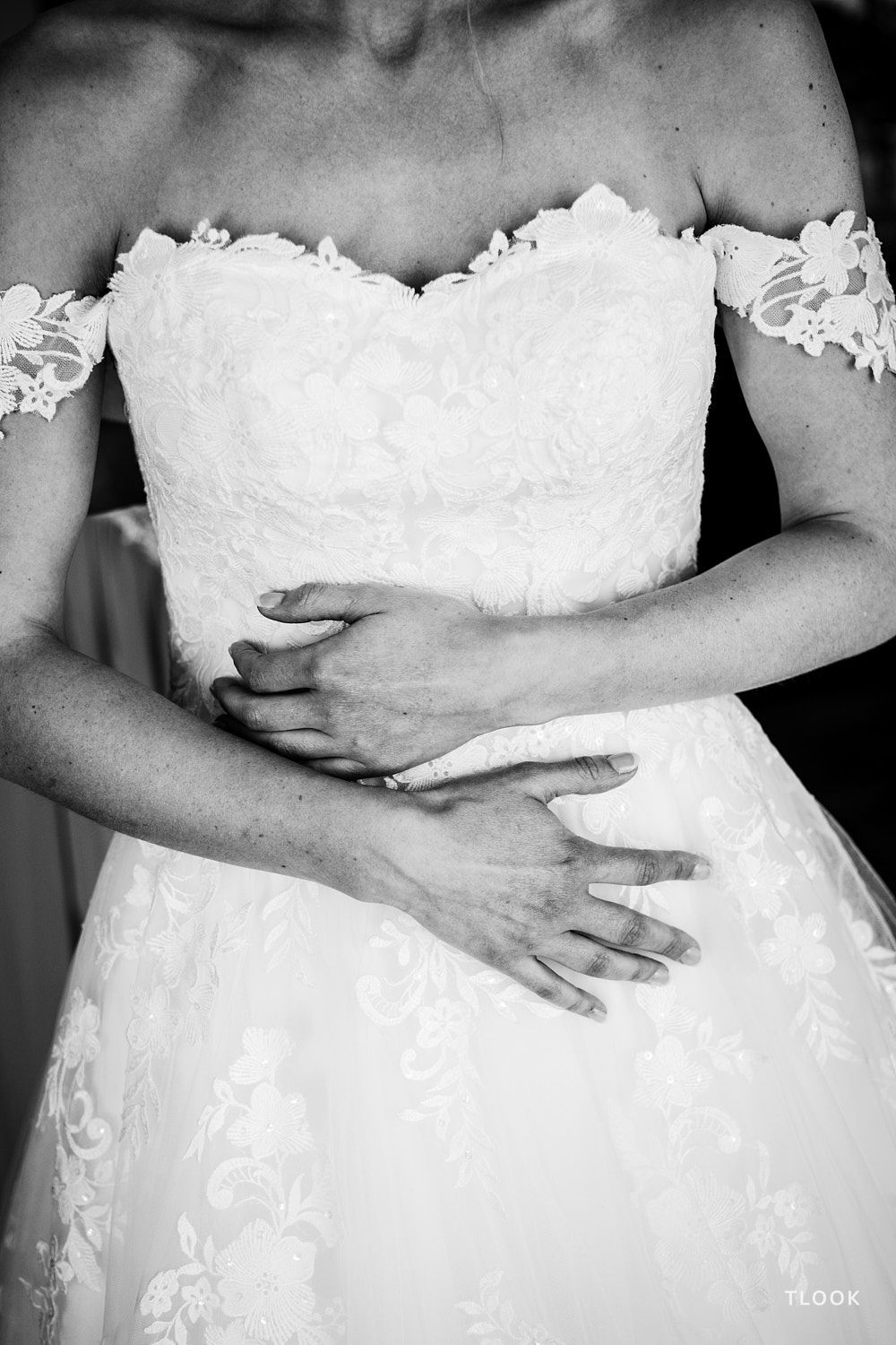 TLOOK photographe de mariage de style documentaire, préparatifs de la mariée détails de la robe