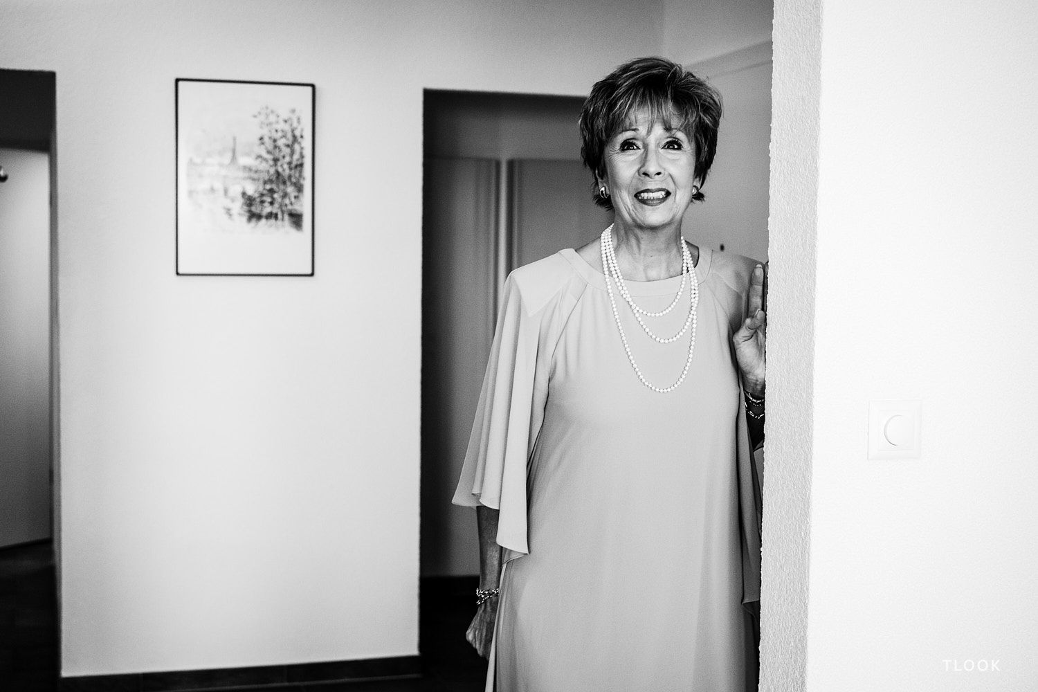 TLOOK photographe de mariage de style documentaire, la maman regarde la mariée en souriant