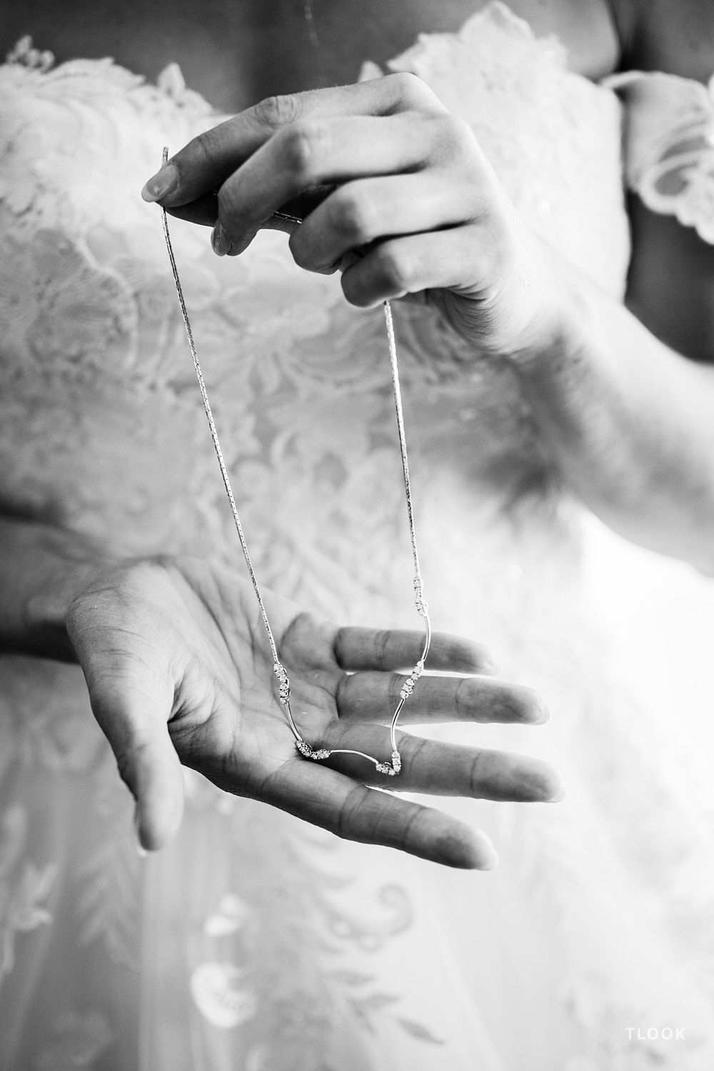 TLOOK photographe de mariage de style documentaire, préparatifs de la mariée détails de son collier