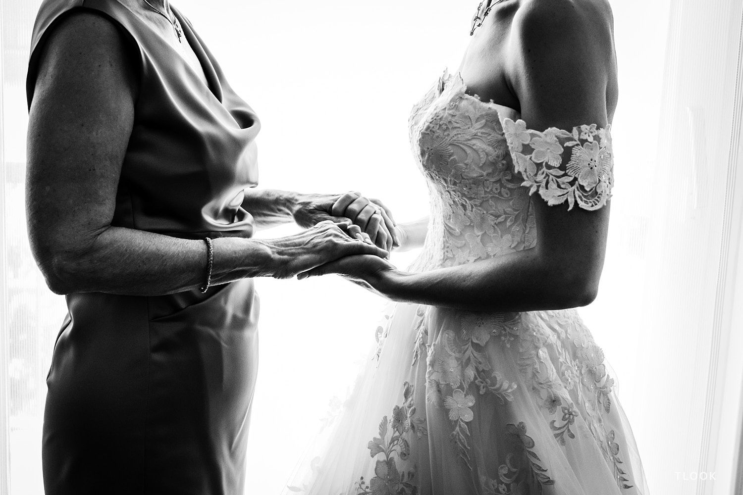 TLOOK photographe de mariage de style documentaire, la mariée tient les mains de sa maman