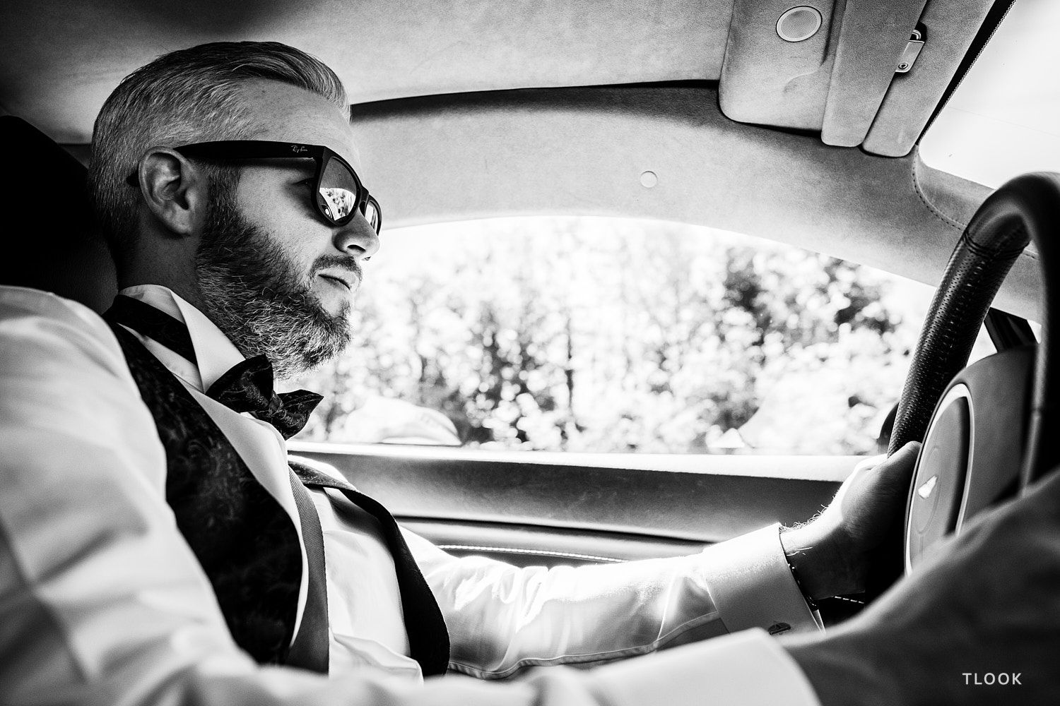 TLOOK photographe de mariage de style documentaire, le marié dans la voiture pour aller à la cérémonie